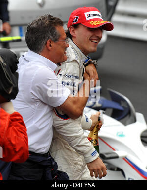 Direttore di BMW Motorsport il Dott. Mario Theissen (L) si congratula con il suo polacco pilota di Formula Uno Robert Kubica della BMW Sauber la Sauber per essere runner-up nella Formula 1 Gran Premio di Monaco a Montecarlo, Monaco, 25 maggio 2008. Foto: Gero Breloer Foto Stock