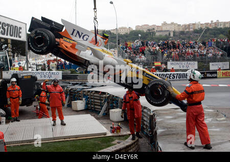 La vettura da gara brasiliana della Formula One driver Nelson Piquet jr. di Renault è sollevato fuori pista dopo si ritirò dal piovoso di Formula 1 Gran Premio di Monaco a Montecarlo, Monaco, 25 maggio 2008. Foto: Frank può Foto Stock