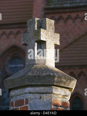 (Dpa) file il file immagine datata settembre 2007 visualizza una vecchia Croce di pietra in Wustrow, Germania. Foto: Wolfram Steinberg Foto Stock