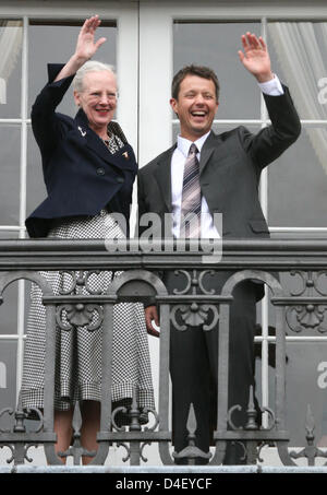 Il principe ereditario Frederik di Danimarca (R) e sua madre la Regina Margrethe II di Danimarca (L) sorriso e wave dal balcone del Palazzo Amalienborg a Copenaghen, in Danimarca, il 26 maggio 2008. Il principe ereditario ha festeggiato il suo quarantesimo compleanno il 26 maggio e farà tappa a parte il 31 maggio per alcuni 100 dei suoi amici più stretti. Foto: Albert van der Werf (PAESI BASSI) Foto Stock