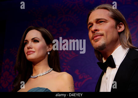 Tokyo, Giappone. 13 marzo 2013. La cera figure di Angelina Jolie e Brad Pitt vengono visualizzati durante un briefing con la stampa organizzato per l'apertura del Museo delle cere di Madame Tussauds Tokyo museo della cera in Odaiba, presso Tokyo, 13 marzo 2013. Il Madame Tussauds di Tokyo, che è la quattordicesima filiale permanente del mondo famoso British Wax Museum, sarà aperto al pubblico il 15 marzo 2013. Nonché celebrità internazionali e le royalty il museo giapponese offre anche locali di star del calcio Kazuyoshi Miura. Credito: Aflo Co. Ltd. / Alamy Live News Foto Stock