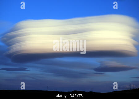 Isle of Mull, Scotland, Regno Unito. Xii Marzo 2013. Nuvole lenticolari, Altocumulus lenticularis, sopra il villaggio di Fionnphort sull'Isle of Mull nelle Ebridi Interne della Scozia. Si prega di notare che questo file non è stato alterato in modo digitale con la rimozione di un cavo di overhead. Credito: PictureScotland / Alamy Live News Foto Stock