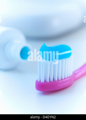 In prossimità di uno spazzolino da denti con dentifricio Foto Stock
