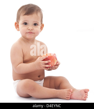 Carino confuso bambina con Apple nelle sue braccia. Isolato su uno sfondo bianco. Foto Stock