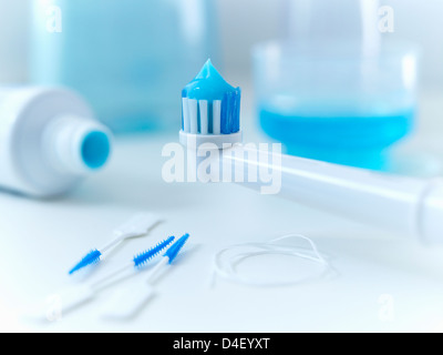 Close up di dentifricio su spazzolino da denti elettrico Foto Stock