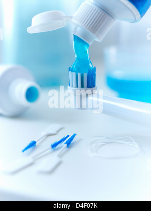 Close up di dentifricio schiacciamento sulla spazzolino da denti elettrico Foto Stock