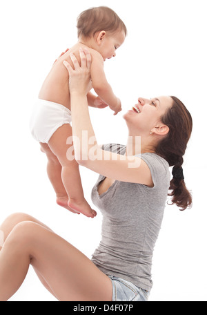 Happy baby gioca con la madre. Isolato su uno sfondo bianco. Foto Stock