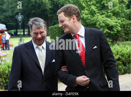 Christian Sigismondo, principe di Prussia (L) e Georg Friedrich Ferdinand, principe di Prussia (R), pronipote e grande-grande nipote di ex imperatore tedesco Guglielmo II, sorriso durante la fase di apertura della mostra "L'imperatore e l'Europa" presso il Castello Huis Doorn dove l'imperatore vissuto tra il 1918 e il 1941 in Doorn, Paesi Bassi, 29 maggio 2008. Foto: Albert Nieboer (PAESI BASSI Foto Stock