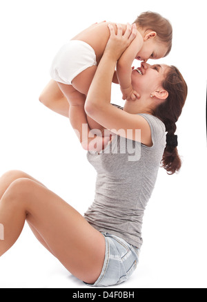 Felice madre gioca con il bambino. Isolato su uno sfondo bianco. Foto Stock