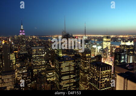 La foto mostra di Manhattan al crepuscolo, New York, Stati Uniti d'America, 14 maggio 2008. Foto: Kay Nietfeld Foto Stock