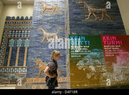 Un visitatore passeggiate oltre la porta di Ishtar al Pergamon Museum di Berlino, Germania, 04 giugno 2008. In collaborazione con il museo del Louvre e il British Museum di Londra, il Pergamon Museum presenta la mostra "Babilonia. Il mito e la verità' dal 26 giugno fino al 05 ottobre 2008. La mostra si occuperà con il mito di Babele e la verità storica relativa all antica Babilonia. Foto: Jens KALAENE Foto Stock