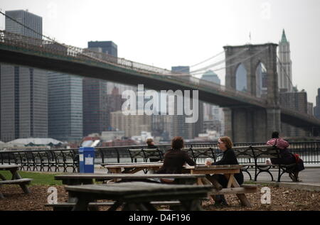 La foto mostra il ponte di Brooklyn e al quartiere finanziario di Manhattan, New York, Stati Uniti d'America, 14 maggio 2008. Foto: Kay Nietfeld Foto Stock