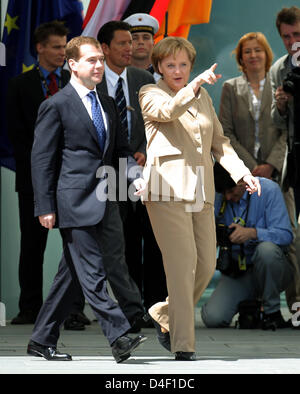 Il cancelliere tedesco Angela Merkel accoglie il Presidente russo Dmitry Medvedev presso la cancelleria di Berlino, Germania, 05 giugno 2008. La Russia è di nuovo presidente visite in Germania per la prima volta. Foto: Peer Grimm Foto Stock