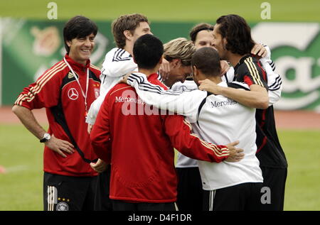 Allenatore della nazionale tedesca di calcio, Joachim Loew (L) osserva i suoi giocatori conferendo e scherzando durante una sessione di formazione in Tenero vicino a Locarno, Svizzera, 05 giugno 2008. Team Germany si sta preparando per il prossimo campionato UEFA EURO 2008. Foto: OLIVER BERG Foto Stock