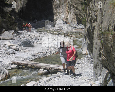 Gli escursionisti attraversare le acque cristalline di un torrente nella gola di Samaria su Creta, Grecia, 27 maggio 2008. La gola di Samaria è un parco nazionale e uno dei principali luoghi di interesse a Creta, circa 3.000 escursionisti attraversa la gola spectactular ogni giorno. Anche se non tutti fare di tutta l'estenuante percorso, più raggiungono almeno il cosiddetto cancello di ferro vicino alla gola di fine della foto: Frank Baumgart Foto Stock