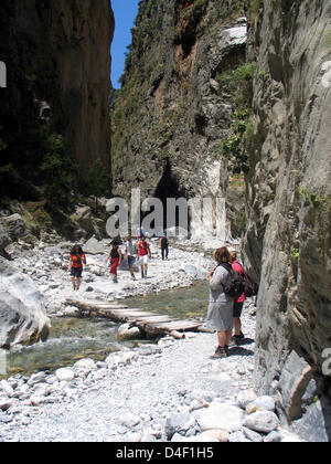 Gli escursionisti attraversare le acque cristalline di un torrente nella gola di Samaria su Creta, Grecia, 27 maggio 2008. La gola di Samaria è un parco nazionale e uno dei principali luoghi di interesse a Creta, circa 3.000 escursionisti attraversa la gola spectactular ogni giorno. Anche se non tutti fare di tutta l'estenuante percorso, più raggiungono almeno il cosiddetto cancello di ferro vicino alla gola di fine della foto: Frank Baumgart Foto Stock