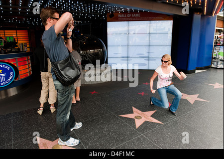 Los Angeles, Stati Uniti d'America, i turisti scattare foto sul Walk of Fame Foto Stock