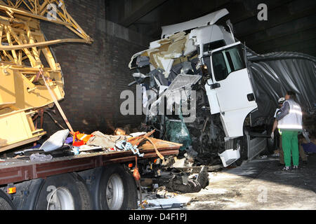 Vista sulla scena di un incidente in cui gli autocarri sono pesantemente si è schiantato sulla autostrada A10 vicino Michendorf, Germania, 06 giugno 2008. Due persone sono state uccise due gravemente ferito come alle 4 del mattino un camion carico di parti di gru (L) è rimasto bloccato sotto un ponte ferroviario e un secondo camion si è schiantato non frenato sul bloccato uno. Foto: NESTOR BACHMANN Foto Stock