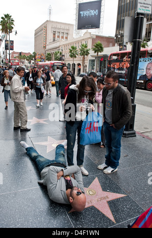 Los Angeles, Stati Uniti d'America, i turisti scattare foto sul Walk of Fame Foto Stock