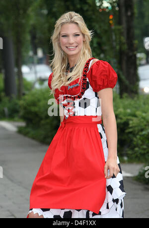 Sarah Brandner, modello e la fidanzata del nazionale tedesco di giocatore di calcio Bastian SCHWEINSTEIGER, presenta l'Euro 2008 dirndl con pallone da calcio stampe a Monaco di Baviera, Germania, 06 giugno 2008. I clienti possono scegliere tra Angermaier's abito corto versione e il pavimento tradizionale-lunghezza dirndl. Foto: Ursula Dueren Foto Stock