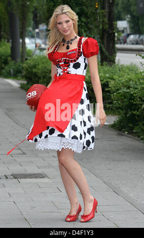 Sarah Brandner, modello e la fidanzata del nazionale tedesco di giocatore di calcio Bastian SCHWEINSTEIGER, presenta l'Euro 2008 dirndl con pallone da calcio stampe a Monaco di Baviera, Germania, 06 giugno 2008. I clienti possono scegliere tra Angermaier's abito corto versione e il pavimento tradizionale-lunghezza dirndl. Foto: Ursula Dueren Foto Stock