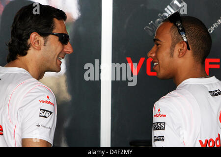 British pilota di Formula Uno Lewis Hamilton (R) della McLaren Mercedes chat con spagnolo di Formula Uno Pilota collaudatore Pedro de la Rosa prima dello start del Gran Premio del Canada a Montreal in Canada il 08 giugno 2008. Foto: Jens Buettner +++###dpa###+++ Foto Stock