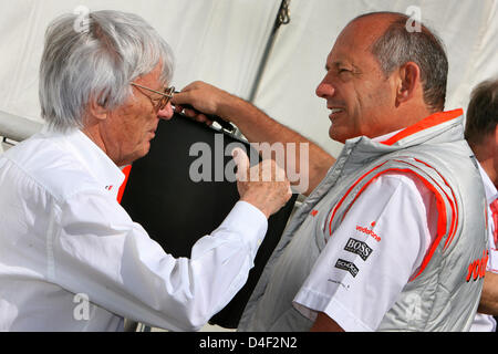 F1 Boss Bernie Ecclestone dalla Gran Bretagna (L) Chat con British Ron Dennis (L), il team principal della McLaren Mercedes, nel paddock presso il circuito di Formula Uno prima dello start del Gran Premio del Canada a Montreal in Canada il 08 giugno 2008. Foto: Jens Buettner dpa +++###dpa###+++ Foto Stock