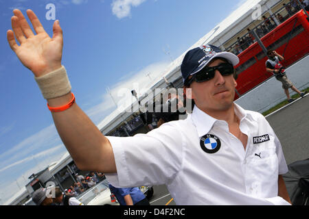 Il polacco pilota di Formula Uno Robert Kubica della BMW Sauber saluta gli spettatori durante la parata dei piloti prima dello start del Gran Premio del Canada a Montreal in Canada il 08 giugno 2008. Foto: Jens BUETTNER +++###dpa###+++ Foto Stock