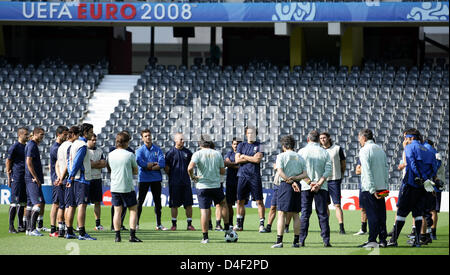 Nazionale Italiana del team di giocatori durante la sessione di formazione a Berna, Stade de Suisse Wankdorf, Svizzera, 08 giugno 2008. Italia giocherà contro Paesi Bassi nel loro Euro 2008 gruppo C corrispondono a Berna il 08 giugno 2008. Foto: Ronald Wittek dpa +si prega di notare che la UEFA restrizioni particolarmente in materia di proiezioni di diapositive e ÒNo ServicesÒ Mobile +++###dpa###+++ Foto Stock