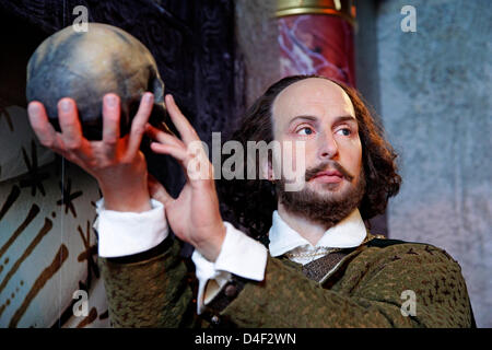 Tokyo, Giappone. 13 marzo 2013. La cera la figura di William Shakespeare, un inglese un poeta e drammaturgo scrittore, viene visualizzato durante un briefing con la stampa organizzato per l'apertura del Museo delle cere di Madame Tussauds Tokyo museo della cera in Odaiba, presso Tokyo, 13 marzo 2013. Il Madame Tussauds di Tokyo, che è la quattordicesima filiale permanente del mondo famoso British Wax Museum, sarà aperto al pubblico il 15 marzo 2013. Nonché celebrità internazionali e le royalty il museo giapponese offre anche locali di star del calcio Kazuyoshi Miura. Credito: Aflo Co. Ltd. / Alamy Live News Foto Stock