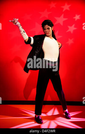 Tokyo, Giappone. 13 marzo 2013. La cera la figura di Michael Jackson, un cantante americano-cantautore e ballerino, viene visualizzato durante un briefing con la stampa organizzato per l'apertura del Museo delle cere di Madame Tussauds Tokyo museo della cera in Odaiba, presso Tokyo, 13 marzo 2013. Il Madame Tussauds di Tokyo, che è la quattordicesima filiale permanente del mondo famoso British Wax Museum, sarà aperto al pubblico il 15 marzo 2013. Nonché celebrità internazionali e le royalty il museo giapponese offre anche locali di star del calcio Kazuyoshi Miura. Credito: Aflo Co. Ltd. / Alamy Live News Foto Stock