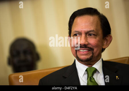 Washington DC, Stati Uniti d'America. Xii Marzo 2013. Sultan Haji Hassanal Bolkiah del Brunei partecipa ad un incontro bilaterale con gli Stati Uniti Il presidente Barack Obama nell'Ufficio Ovale della Casa Bianca su Marzo 12, 2013 a Washington, DC. I due hanno discusso e strategica delle questioni economiche in anticipo di ottobre East Asia summit e US-vertice ASEAN in Brunei..Credit: Drew Angerer / Pool via CNP/dpa/Alamy Live News Foto Stock