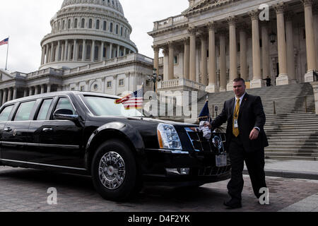 Washington DC, Stati Uniti d'America. Xii Marzo 2013. Un membro del personale buffs la limousine presidenziale mentre è parcheggiata al di fuori degli STATI UNITI Capitol Marzo 12, 2013 a Washington, DC. Stati Uniti Il presidente Barack Obama si è incontrato con il Senato Caucus democratico oggi, e sta compiendo tre Escursioni a Capitol Hill questa settimana per incontrare i legislatori. .Credito: Drew Angerer / Pool via CNP/dpa/Alamy Live News Foto Stock