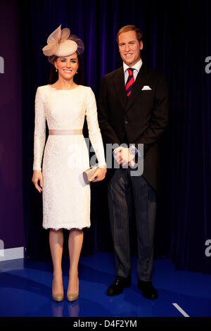 Tokyo, Giappone. 13 marzo 2013. La cera la figura del principe Guglielmo duca di Cambridge e la principessa Caterina è visualizzato durante un briefing con la stampa organizzato per l'apertura del Museo delle cere di Madame Tussauds Tokyo museo della cera in Odaiba, presso Tokyo, 13 marzo 2013. Il Madame Tussauds di Tokyo, che è la quattordicesima filiale permanente del mondo famoso British Wax Museum, sarà aperto al pubblico il 15 marzo 2013. Nonché celebrità internazionali e le royalty il museo giapponese offre anche locali di star del calcio Kazuyoshi Miura. Credito: Aflo Co. Ltd. / Alamy Live News Foto Stock