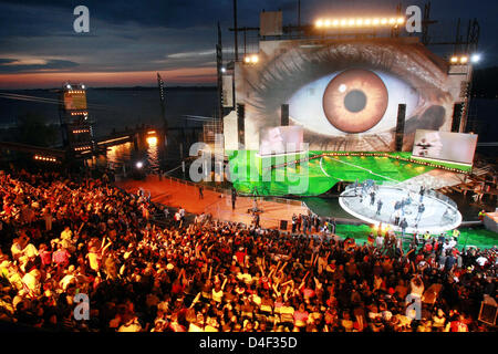 Tifosi tedeschi celebrare durante il Campionato Europeo match Germania vs Polonia presso il pubblico di area di visualizzazione della 'ZDF arena' di Bregenz, Austria, 08 giugno 2008. Foto: Patrick Seeger Foto Stock