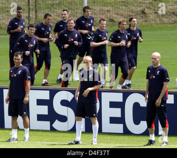 I giocatori polacchi sono in esecuzione sul trainingground in Austrian Bad Waltersdorf il 09 giugno 2008. La Polonia si gioca in Austria nella loro seconda Euro 2008 Gruppo B corrispondono a Vienna, in Austria il 12 giugno 2008. Foto: Achim Scheidemann dpa +++###dpa###+++ Foto Stock