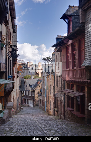Le strade di ciottoli di Dinan in Bretagna, Francia. Foto Stock