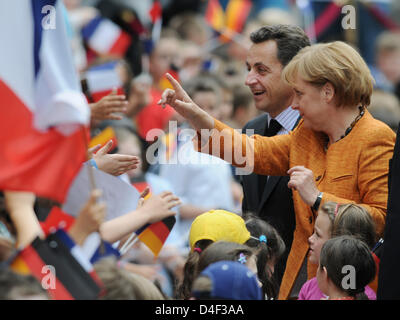 Il cancelliere tedesco Angela Merkel (R) e il Presidente francese Nicolas Sarkozy sono accolti dai cittadini in occasione del vertice diTedesco-francese a Straubing, Germania, 09 giugno 2008. Merkel e Sarkozy si incontrano per preparare la Presidenza francese in carica del Consiglio europeo, che inizia il 1 luglio 2008. I Ministri degli Esteri e i capi dei ministeri della Difesa, Economia e ambiente di partecipare alla riunione troppo. Foto: Foto Stock