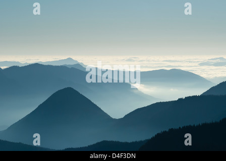 Vista aerea di cime oltre le nuvole Foto Stock