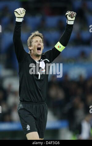 Portiere olandese Edwin van der Sar dopo il 3-0 obiettivo durante l'EURO 2008 Turno preliminare gruppo C corrispondono allo Stade de Suisse di Berna, Svizzera, 09 giugno 2008. Foto: Ronald Wittek dpa +si prega di notare che la UEFA restrizioni soprattutto in materia di presentazione di diapositive e 'No Mobile Services"+ +++(c) dpa - Bildfunk+++ Foto Stock