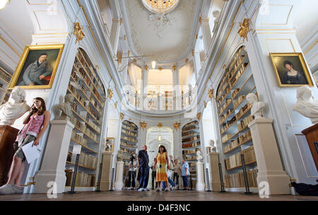 Visitatori stand all'interno del 'Rokokosaal' ('Rococo Hall') della Principessa Anna Amalia Library ("Herzogin Anna Amalia Bibliothek') a Weimar, Germania, 10 giugno 2008. Finora 50.000 persone hanno visitato Anna Amalia Biblioteca sin dalla sua riapertura nel mese di ottobre 2007 secondo il "Klassik Stiftung" ("la cultura classica Fondazione'). Nel settembre 2004 un incendio ha pesantemente danneggiato la biblioteca che ospita Foto Stock