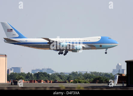 Il Presidente degli Stati Uniti Bush in aereo, il cosiddetto "Air Force One', è in procinto di terra presso l'aeroporto di Tegel a Berlino, Germania, 10 giugno 2008. Il Presidente George W Bush è arrivato per una visita di due giorni in Germania. Ulteriori stazioni della sua visita in Europa sarà di Roma, Parigi e Londra. Foto: Soeren Stache Foto Stock