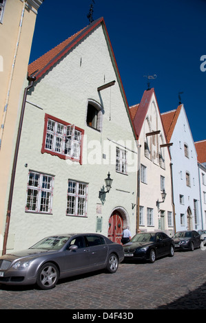 12 A Rüütli Street nel centro storico di Tallinn, Tallinn, Estonia, Stati baltici. Sono stati costruiti il casolare tardo-gotico (verde pallido) e gli edifici vicini Foto Stock