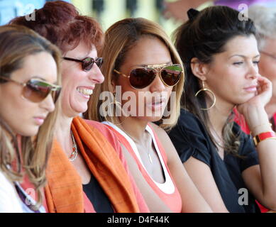 Bouchra van Persie, moglie di calcio olandese player Robin van Persie, una donna non identificato, Winonah Leefland, fidanzata di calcio olandese player Nigel de Jong e Cristel van Rijn ragazza di di giocatore olandese Joris Mathijsen (da sinistra) guardando la sessione di formazione dei Paesi Bassi nazionale della squadra di calcio di Losanna, Stade Olympique de la Pontaise, Svizzera, 10 giugno 2008. Netherland t Foto Stock