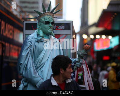 Un turista pone con un uomo vestito come la Statua della Libertà a Times Square a Manhattan, New York, Stati Uniti d'America, 15 maggio 2008. Foto: Kay Nietfeld Foto Stock