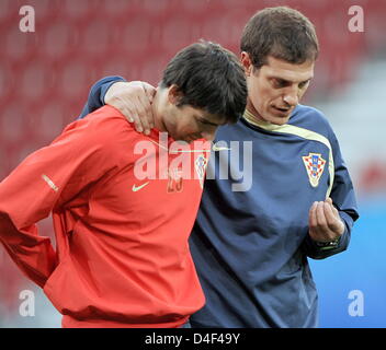 Lettore croato Manuel Pamic (L) e il pullman Slaven Bilic parlare durante una sessione di formazione in Klagenfurt austriaco il 11 giugno 2008. La Croazia e la Repubblica federale di Germania di svolgere la loro seconda Euro 2008 Gruppo B corrispondono a Klagenfurt , Austria il 12 giugno 2008. Foto: Achim Scheidemann dpa +SI PREGA DI NOTARE CHE LA UEFA RESTRIZIONI SOPRATTUTTO IN MATERIA DI PRESENTAZIONE DI DIAPOSITIVE E 'NO MOBILE SERVICES"+ +++###dpa###+++ Foto Stock