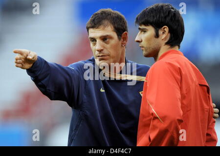 Lettore croato Manuel Pamic (R) e il pullman Slaven Bilic parlare durante una sessione di formazione in Klagenfurt austriaco il 11 giugno 2008. La Croazia e la Repubblica federale di Germania di svolgere la loro seconda Euro 2008 Gruppo B corrispondono a Klagenfurt , Austria il 12 giugno 2008. Foto: Achim Scheidemann dpa +si prega di notare che la UEFA restrizioni soprattutto in materia di presentazione di diapositive e 'No Mobile Services"+ +++###dpa###+++ Foto Stock