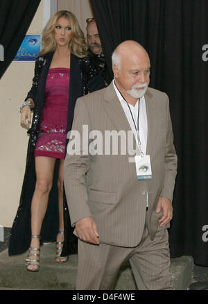 Il cantante canadese Celine Dion e il marito René Angelil arrivano al kick-off concerto di Dion la Germania tour presso la Waldbuehne a Berlino (Germania), 12 giugno 2008. Il 40-anno-vecchio Dion non darà più concerti in Germania fino al 22 giugno. La Germania è uno dei venticinque paesi del suo tour mondiale. Foto: Jens Kalaene Foto Stock