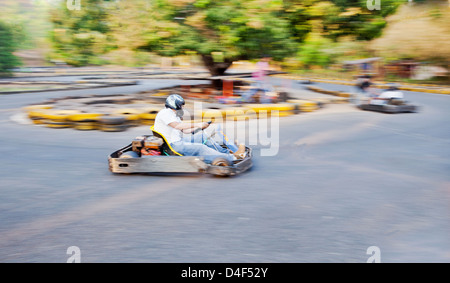 Generico orizzontale Grab a un pubblico pista go kart in Goa durante una gara, posizione di tiro da barriere di sicurezza in corrispondenza di una curva ad U. Foto Stock