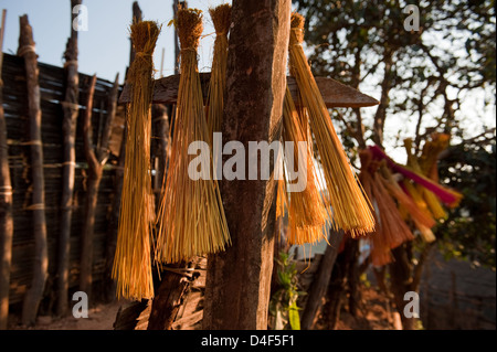 Divieto Khop Dong, Thailandia, paglia di riso per la fabbricazione di scope Foto Stock